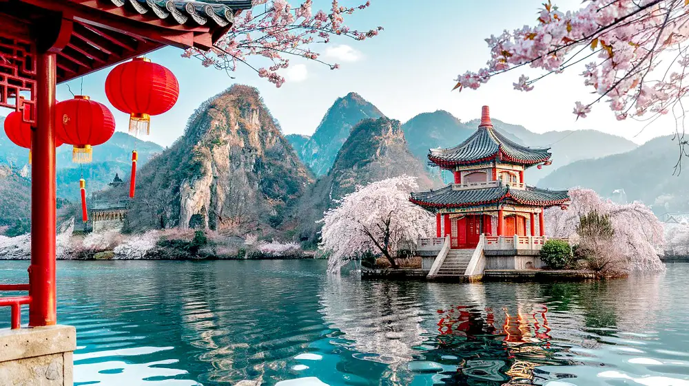 Pagode au bord d’un lac entre montagnes et cerisiers en fleurs