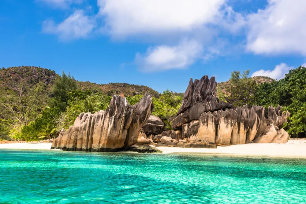 Plage de sable blanc et rochers de granit aux Seychelles