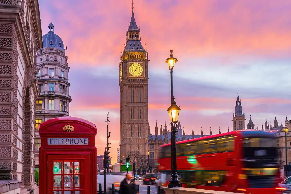 Big Ben, cabine téléphonique rouge et bus à impériale à Londres