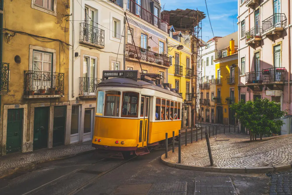 Tramway jaune dans une rue de Lisbonne, Portugal