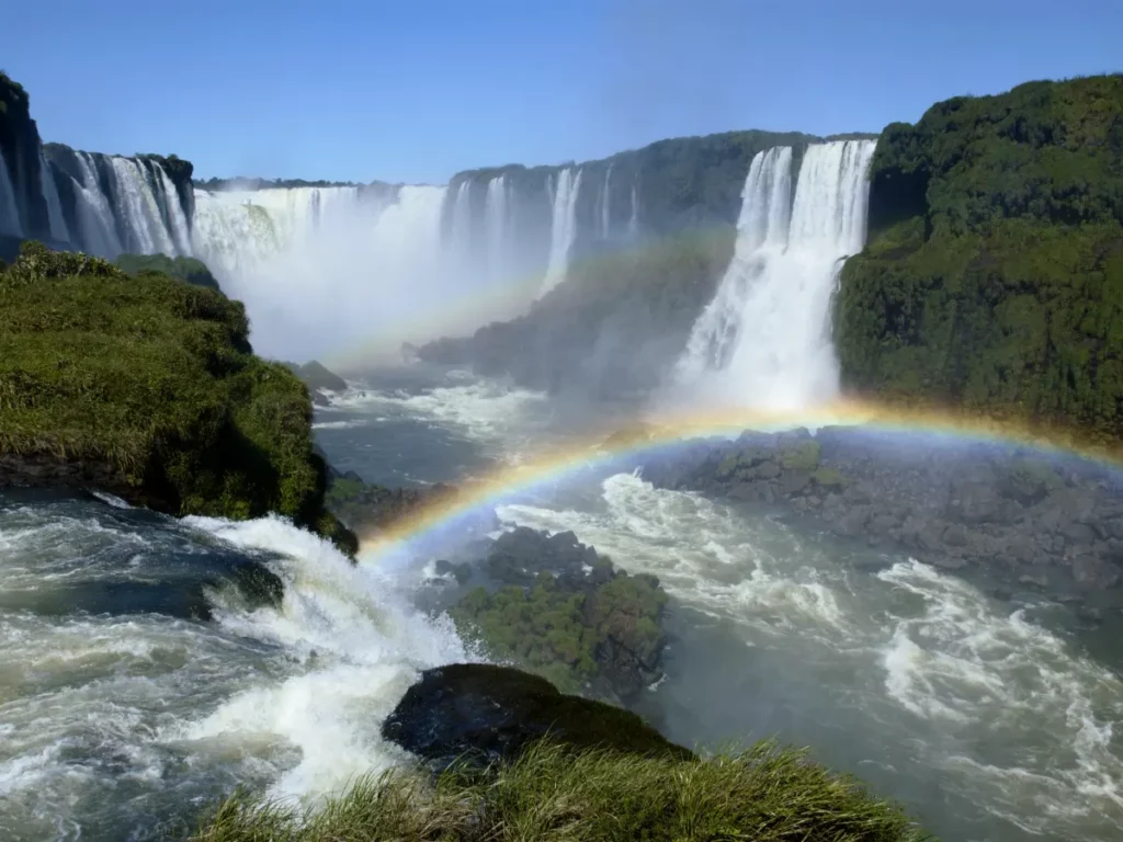 Les chutes d’Iguaçu et un arc-en-ciel, à la frontière entre le Brésil et l’Argentine