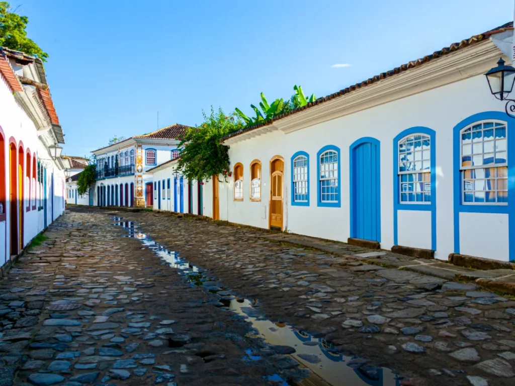 Rue pavée et maisons coloniales du centre historique de Paraty