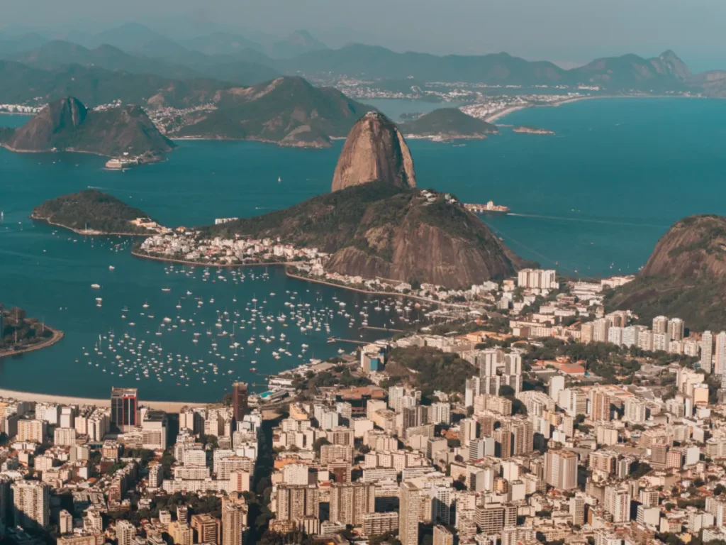 Vue aérienne de Rio de Janeiro, du Pain de Sucre et de la baie de Guanabara