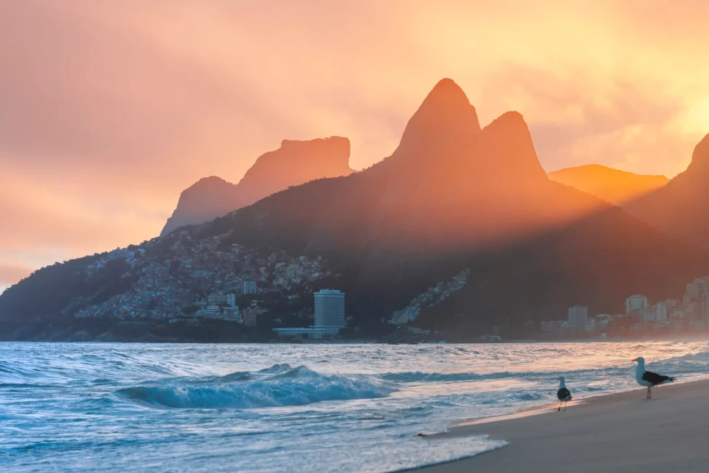 Coucher de soleil sur la plage d’Ipanema et le Morro Dois Irmãos, à Rio de Janeiro