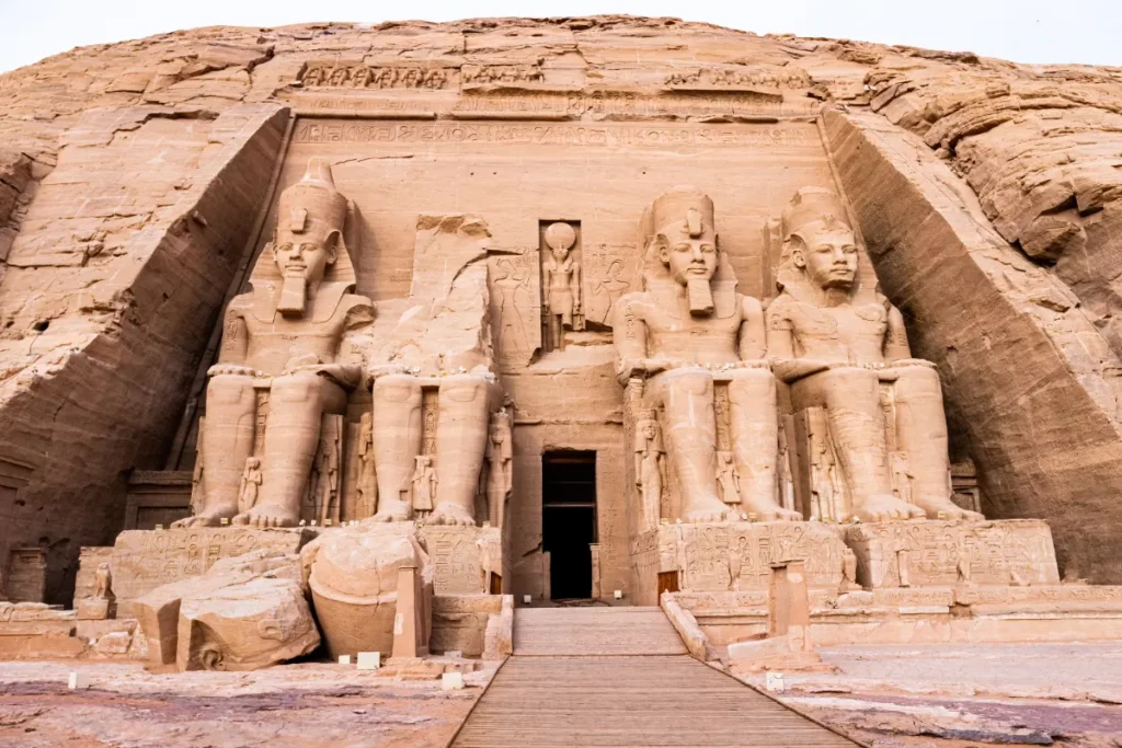 Les colosses de Ramsès II à l’entrée du grand temple d’Abou Simbel