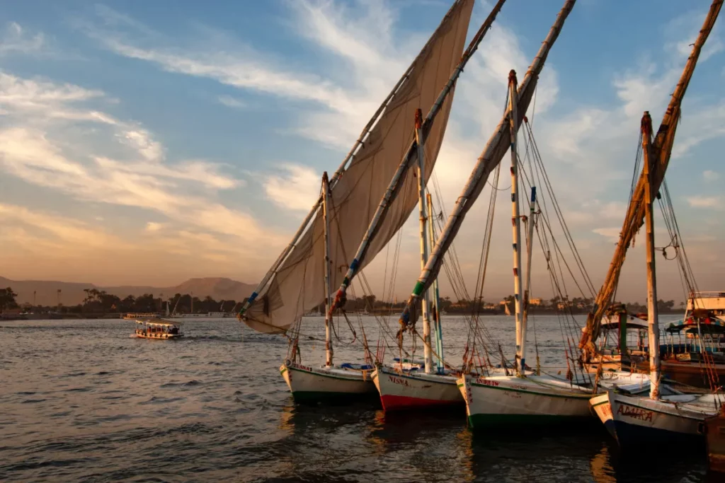 Felouques amarrées au bord du Nil au coucher du soleil