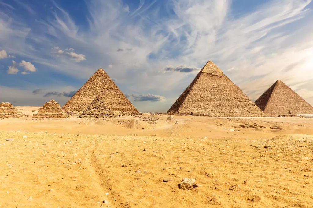 Les pyramides de Gizeh dans le désert, voyage en Égypte en famille