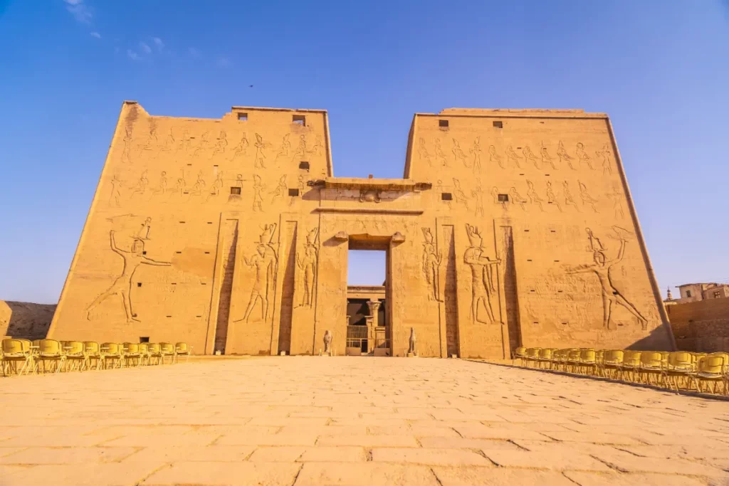 Le pylône d’entrée du temple d’Horus à Edfou