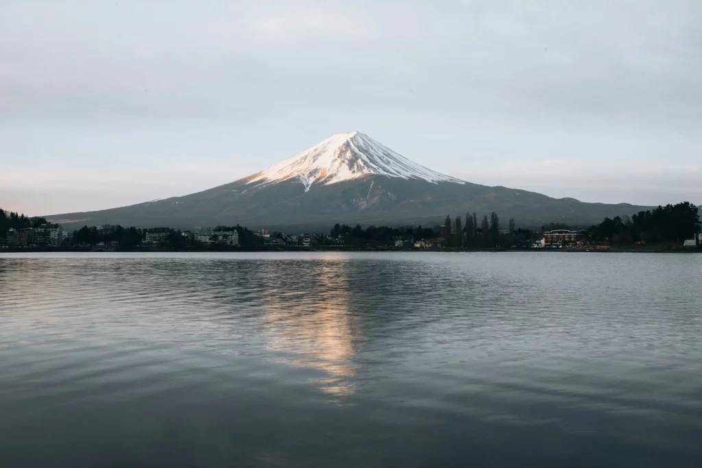 Le mont Fuji au-dessus d’un lac