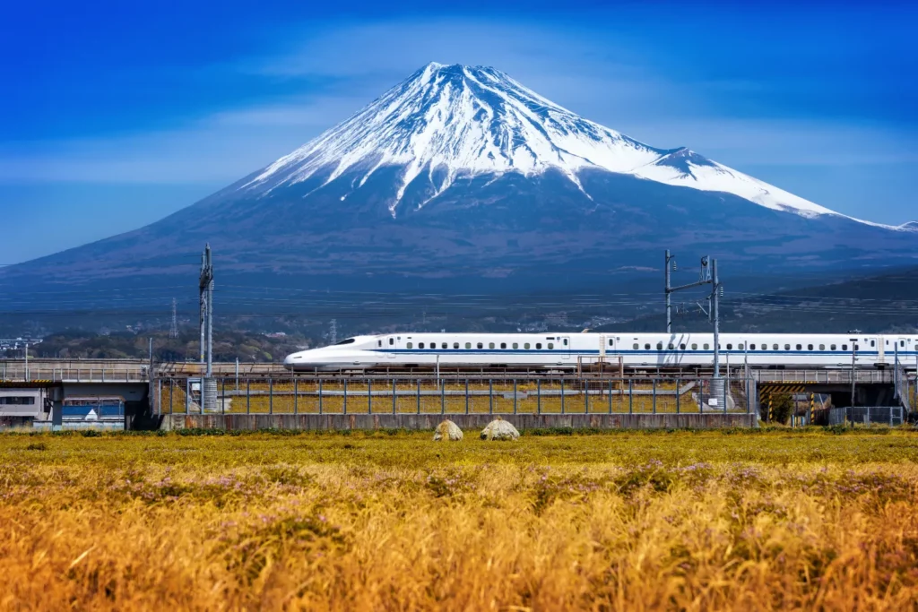 Le Shinkansen passant au pied du mont Fuji enneigé