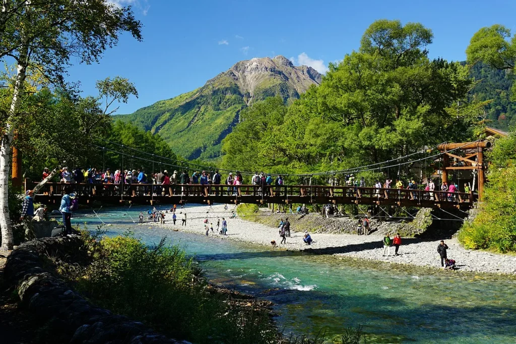Le pont Kappa-bashi à Kamikochi dans les Alpes japonaises