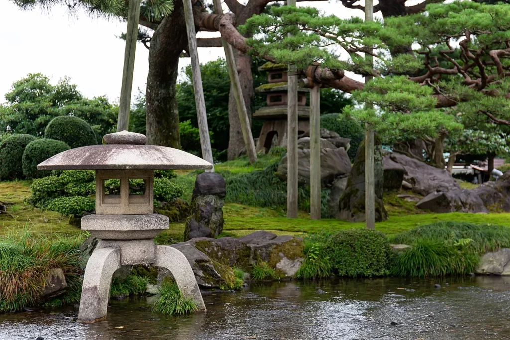 Lanterne de pierre dans le jardin Kenroku-en à Kanazawa