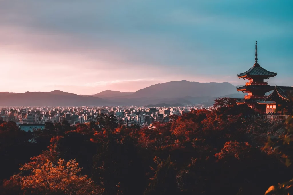 Pagode au coucher du soleil en automne, Kyoto