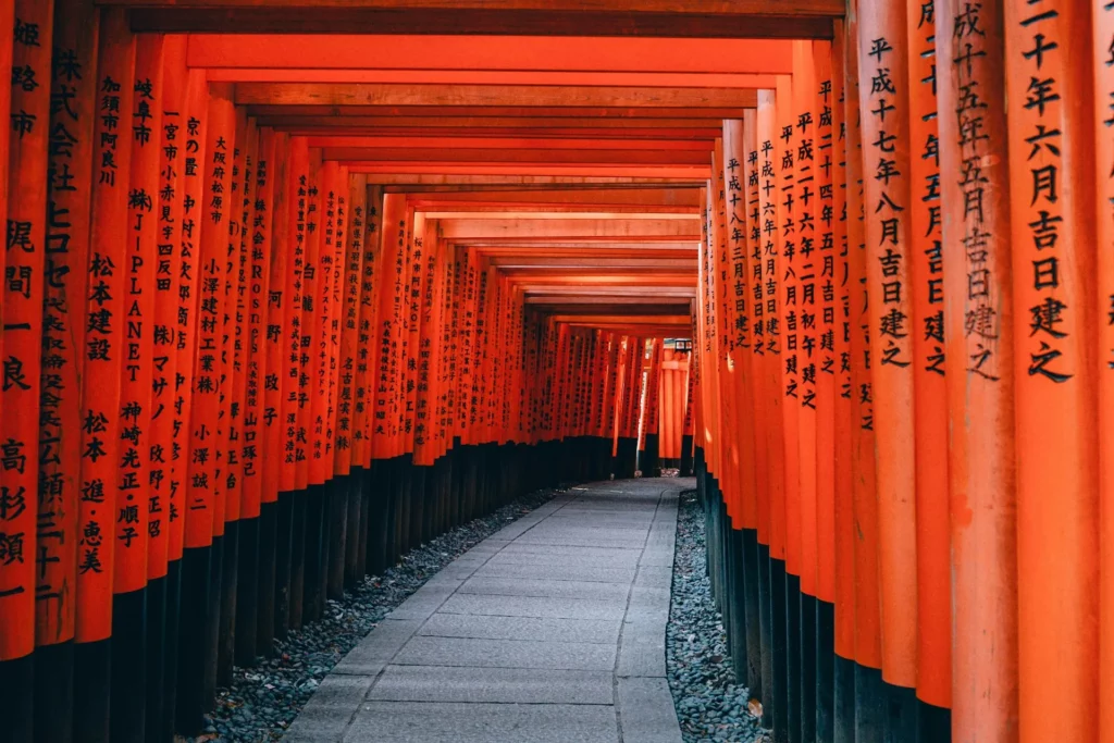 Allée de torii vermillon du sanctuaire Fushimi Inari à Kyoto