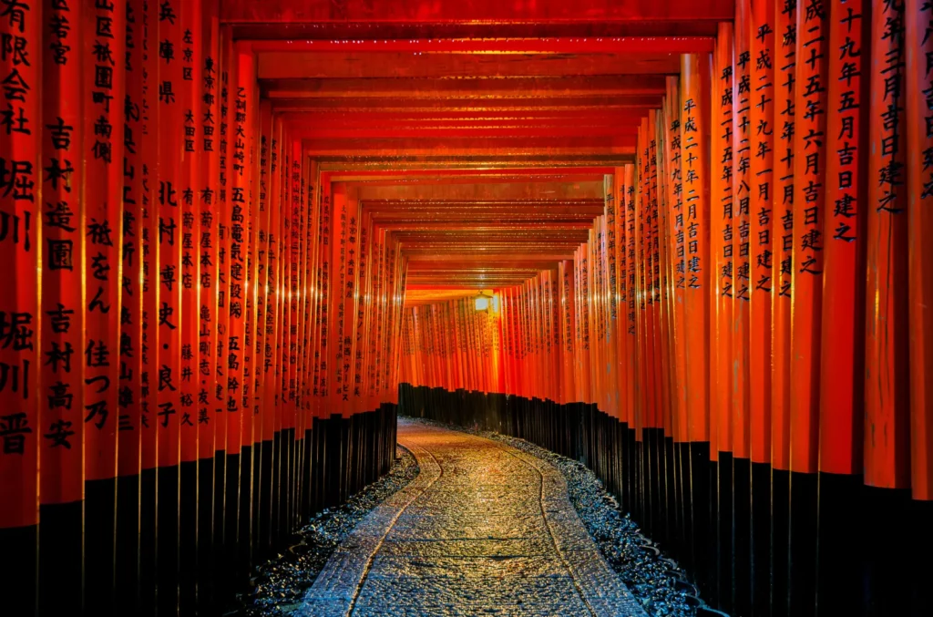 Allée de torii vermillon du sanctuaire Fushimi Inari-taisha à Kyoto