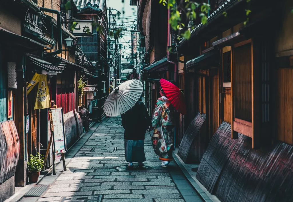 Promeneuses en kimono dans une ruelle traditionnelle de Kyoto