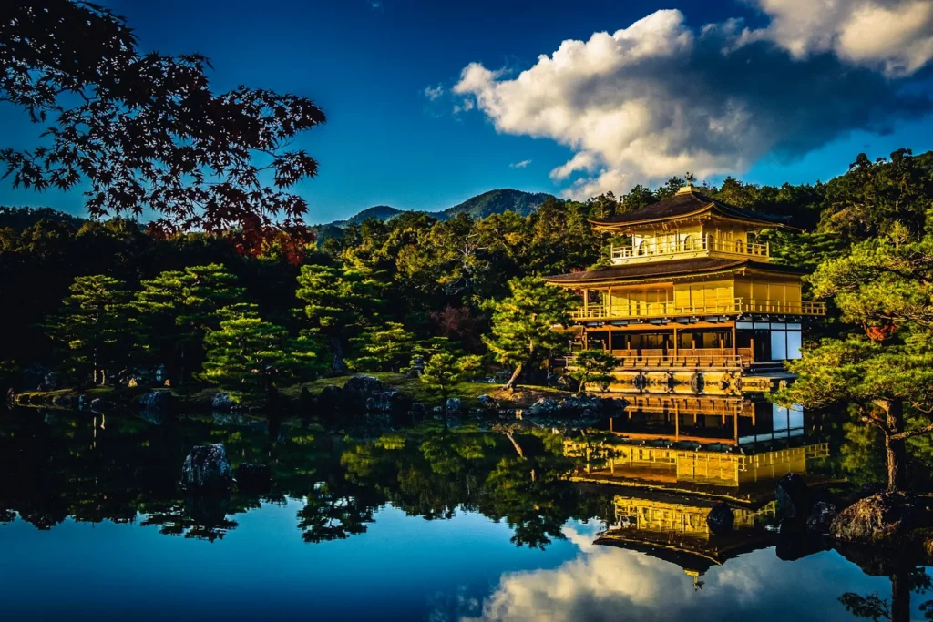 Le Kinkaku-ji, Pavillon d’Or de Kyoto, reflété dans son étang