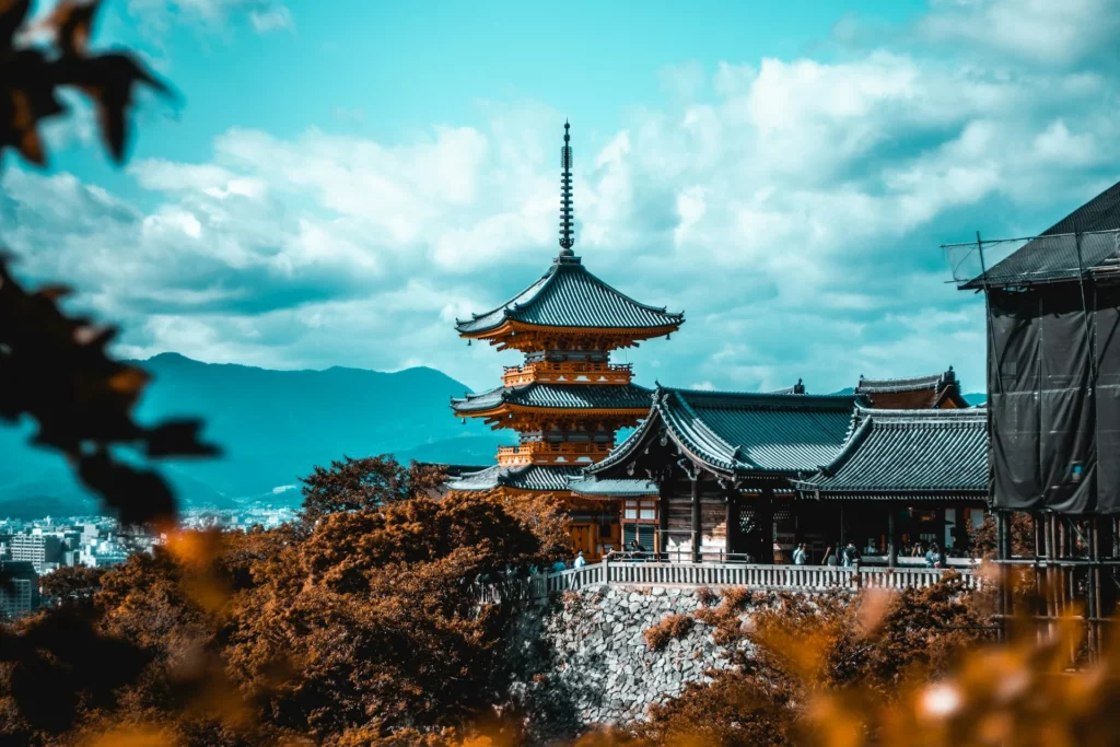 Le temple Kiyomizu-dera à Kyoto entouré d’érables en automne