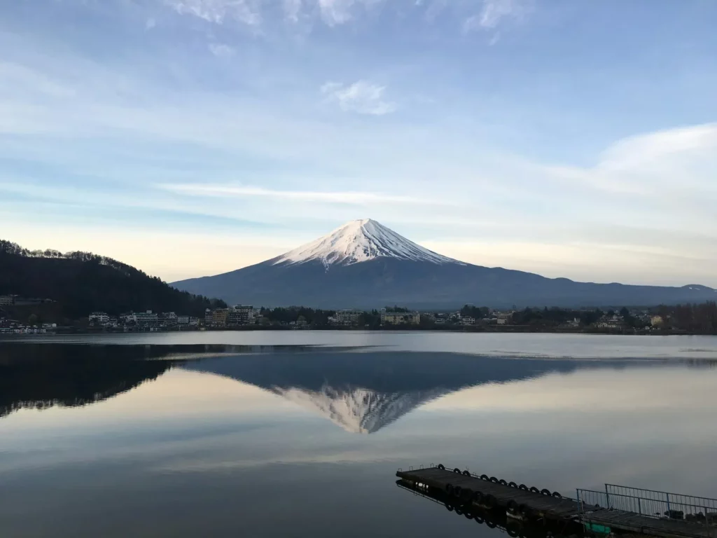 Le mont Fuji se reflétant dans un lac au pied du volcan