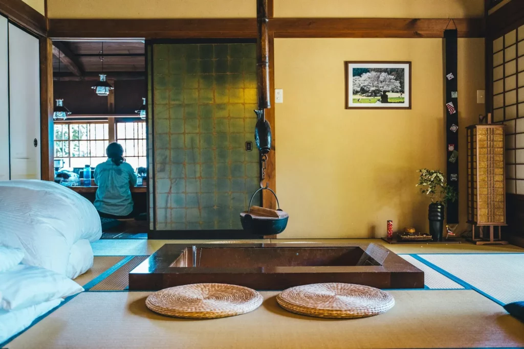Chambre traditionnelle en tatamis avec futons dans un ryokan