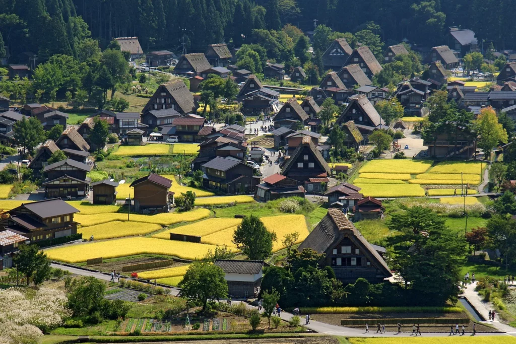 Le village de Shirakawa-go et ses fermes au toit de chaume