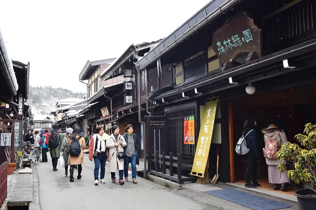 Rue ancienne bordée de maisons en bois à Takayama