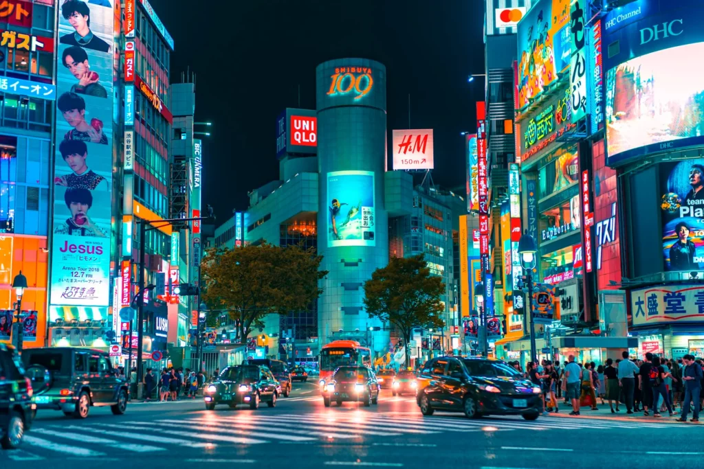 Le carrefour de Shibuya à Tokyo de nuit
