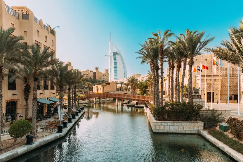 Canal bordé de palmiers face au Burj Al Arab à Dubaï, Émirats arabes unis